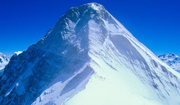 Expédition à la pénible remontée vers le camp 3 au Khan Tengri au Kirghizistan