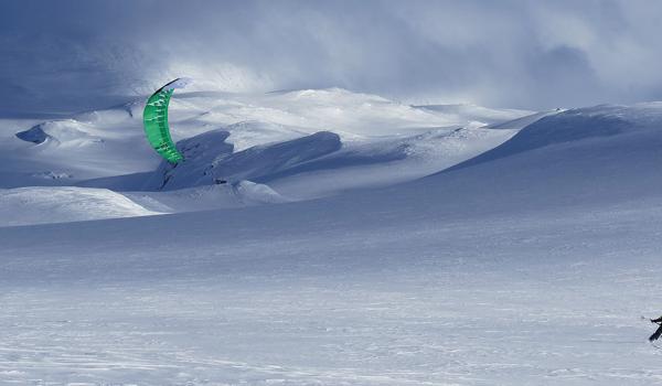 Snowkiteur sur les hauts plateaux Norvégiens