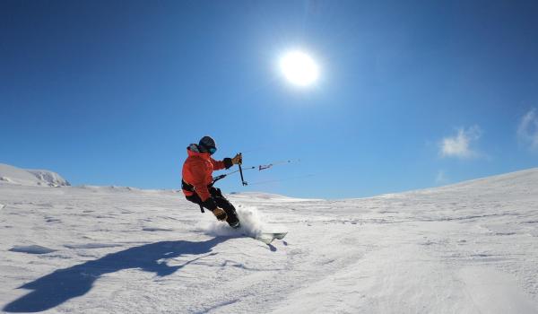 Snowkiter un jour de poudreuse en France