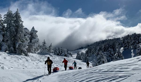 Ski de randonnée nordique en traversée sous la mer de nuages dans le Jura suisse
