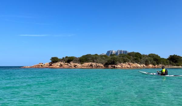 Expédition en kayak de mer vers une crique turquoise sur la côte nord-est de la Sardaigne en Italie