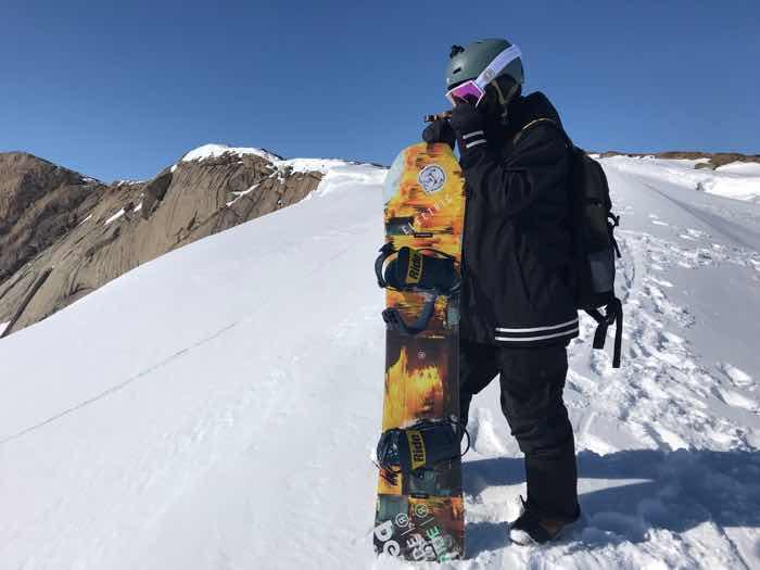 Snowboarder au sommet d'une montagne de la chaine Drigalsky
