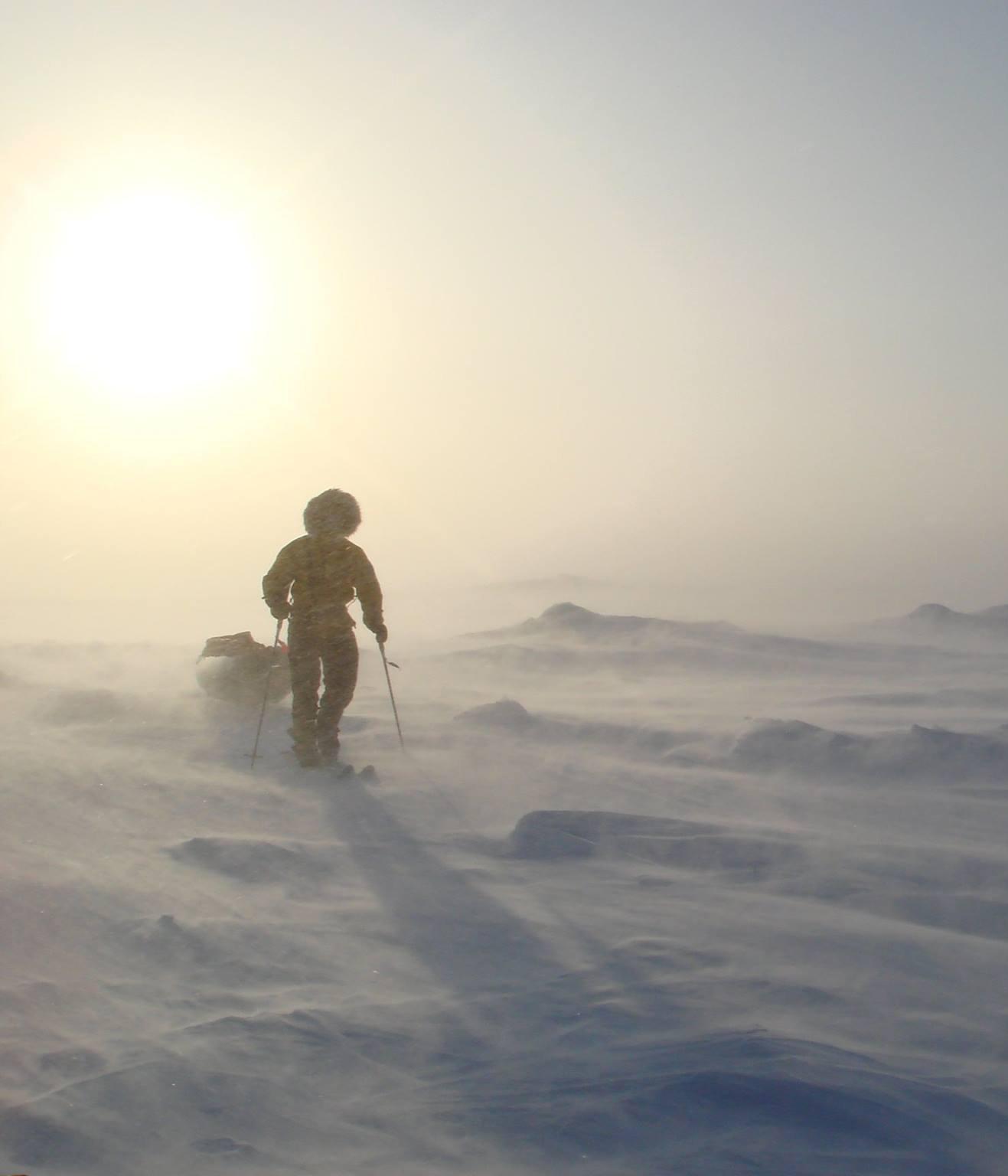 Skieur sur la banquise vers le pôle Nord