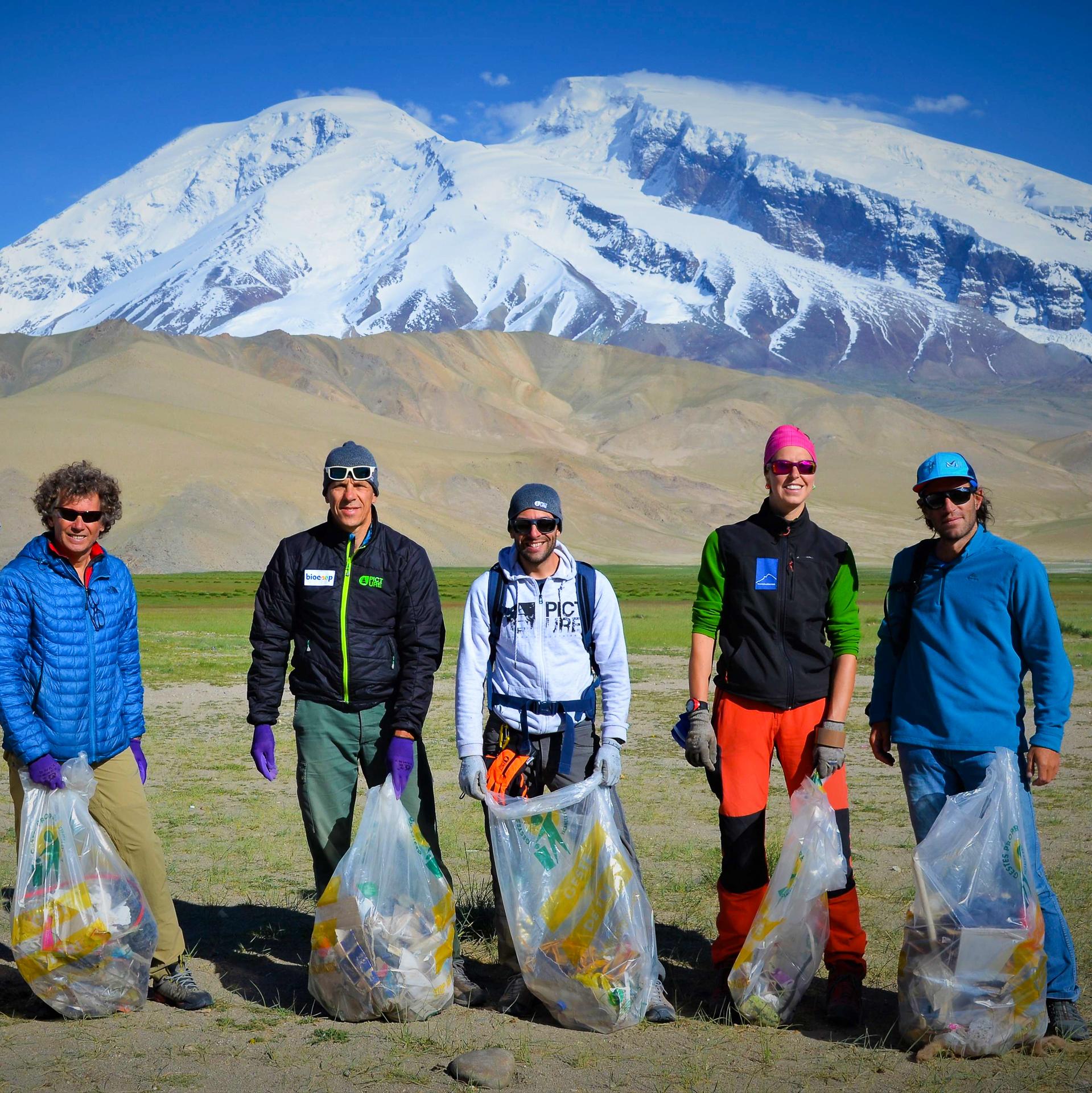 Collecte de déchets au camp de base, camp 1 et camp 2 du Mustagh Ata