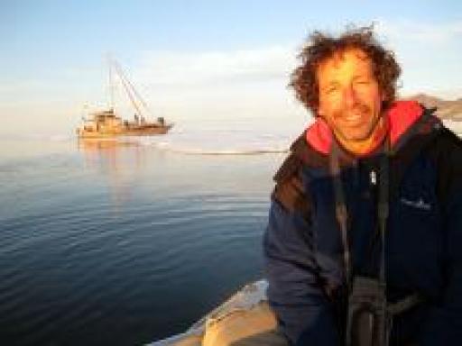 L'explorateur Gilles Elkaïm à bord de l'Arktika en navigation dans les eaux arctiques