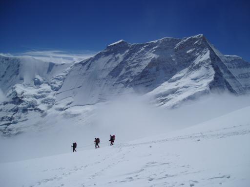 Cordée d'alpinistes progressant sur les pentes enneigées du Putha Hiunchuli, sommet himalayen à plus de 7 000 mètres