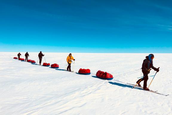 Expédition et progression en ski pulka sur la traversée du Groenland d'ouest en est