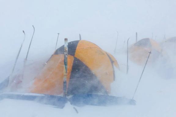 Expédition et bivouac sous des rafales de vents sur la traversée du Groenland d'ouest en est