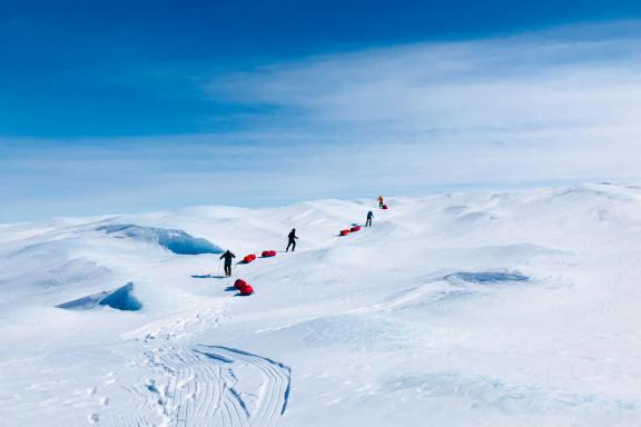 Voyage et progression en ski pulka sur la traversée du Groenland d'ouest en est