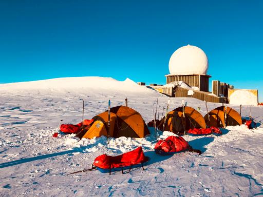 Expédition et bivouac au lever du jour sur la traversée du Groenland d'ouest en est