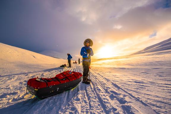 Voyage d'aventure et participant en ski pulka au Spitzberg