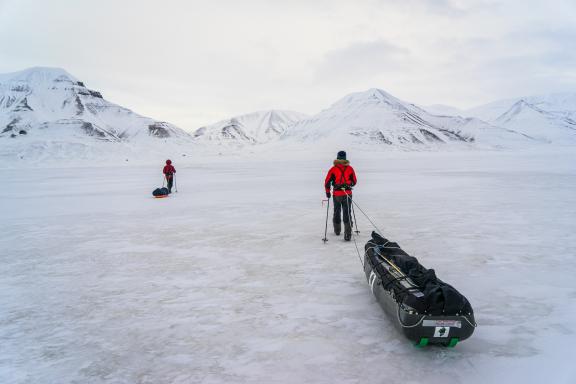 Voyage d'aventure et progression en ski pulka au Spitzberg