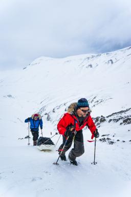 Voyage d'aventure et progression en montée avec une pulka au Spitzberg