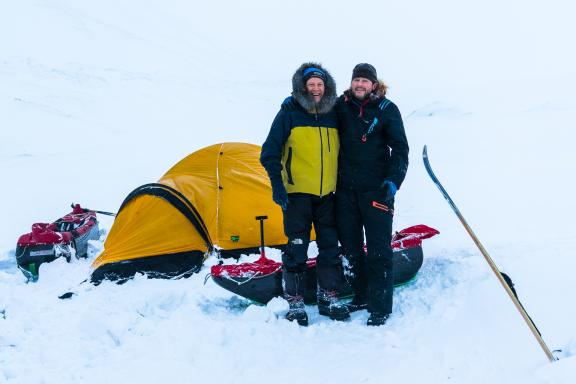 Voyage et participants à côté de leur bivouac au Spitzberg