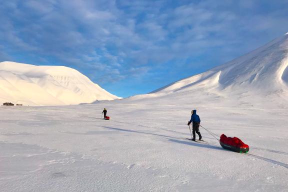 Trek et voyageurs en pulka au Spitzberg