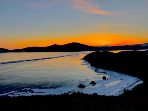 Voyage d'aventure et coucher de soleil au lac Baïkal