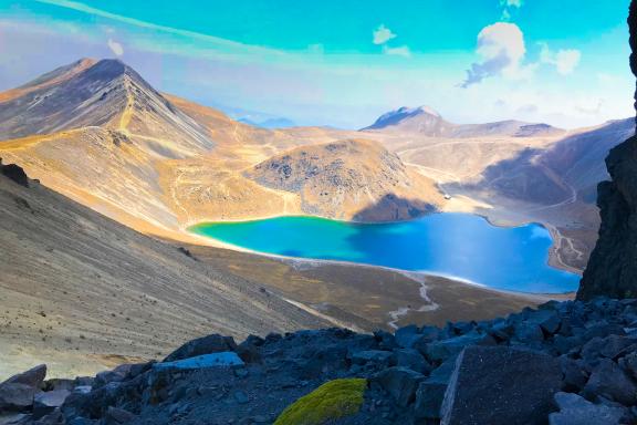 Voyage d'aventure  avec une vue aérienne de l'Iztaccihuat et du Popocatepeti
