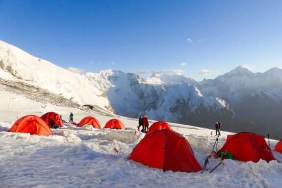 Expédition au camp d'ascension du pic Korjenevskaya