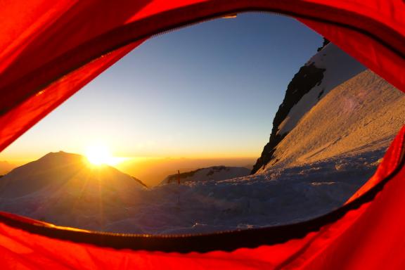 Expédition et bivouac au pic Korjenevskaya