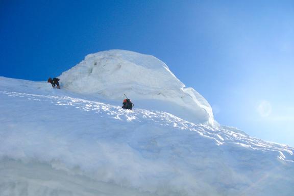 Alpinisme au sérac entre le camp 2 et 3 du pic Communisme