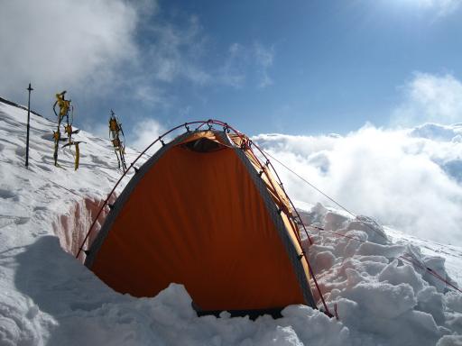 Expédition au camp 3 au sommet de l'éperon au Tadjikistan