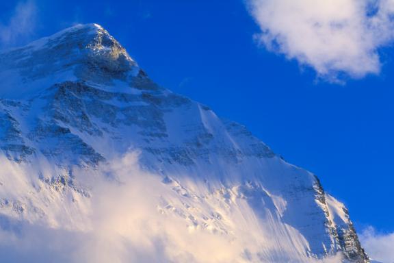 Expédition avec une pyramide sommitale au Khan Tengri au Kirghizistan