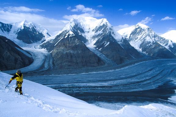 Expédition à l'approche du camp I au Khan Tengri au Kirghizistan