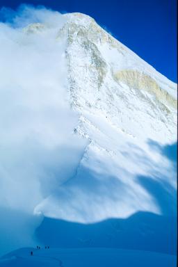 Expédition à la descente vers le camp IV au Khan Tengri au Kirghizistan