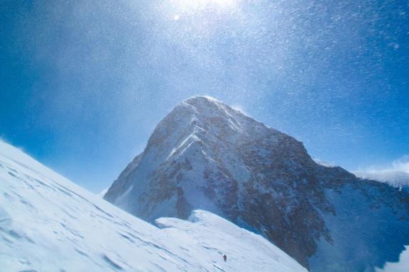 Expédition sur la corniche sur l'arête sommitale