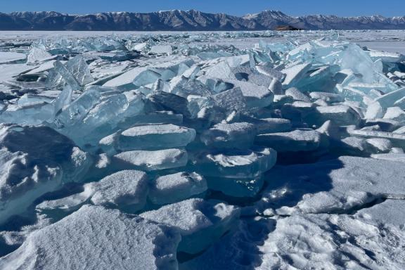 Crêtes de compression sur le lac Khövsgöl en Mongolie