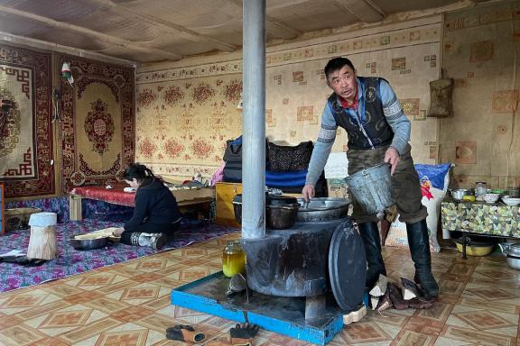 Intérieur d'une maison d'éleveurs au bord du lac Khövsgöl en Mongolie