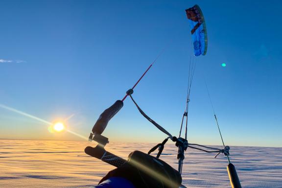 Voyage d'aventure et voile de snowkite sur la traversée sud-nord du Groenland