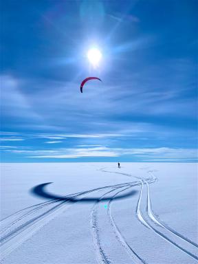 Voyage d'aventure et progression sur la neige en snowkite sur la traversée sud-nord du Groenland