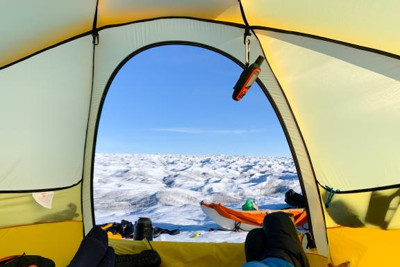 Expédition et vue du bivouac sur la traversée sud-nord du Groenland