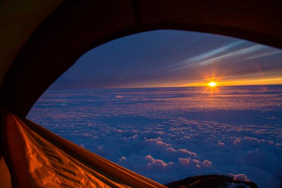 Voyage d'aventure et coucher de soleil au bivouac au Groenlmand