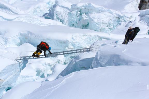 Ascension de l'Everest sud et passage d'une échelle