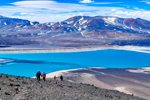 Voyage lors de l'ascension du du Mulas Muertas à la descente avec la vue sur la Laguna Verde