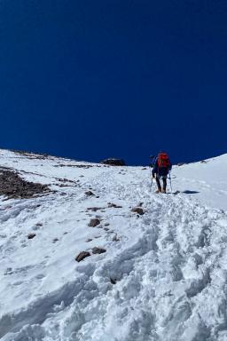 Expédition aux pentes finales du glacier avant le sommet de l'Ojos del Salado