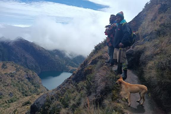 Vue sur un lac en montant vers le mont Wilhelm dans les Highlands de Papouasie-Nouvelle-Guinée
