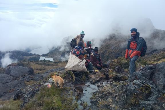 Randonnée vers un camp avant l'ascension du mont Wilhelm en Papouasie-Nouvelle-Guinée
