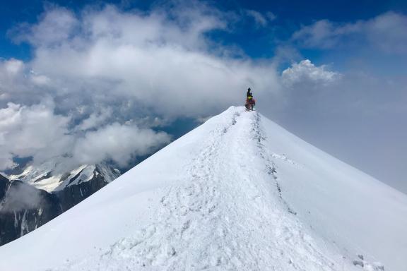 Ascent of Mont Blanc to 4807 meters by the royal route in the Alps