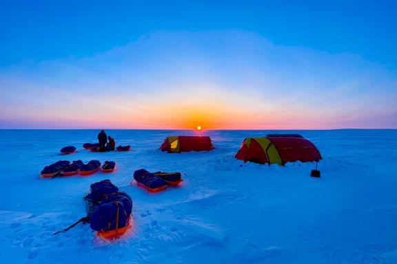 Expédition campement sous le coucher de soleil