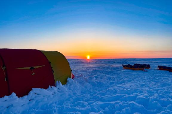 Expédition avec vue depuis le campement au coucher du soleil