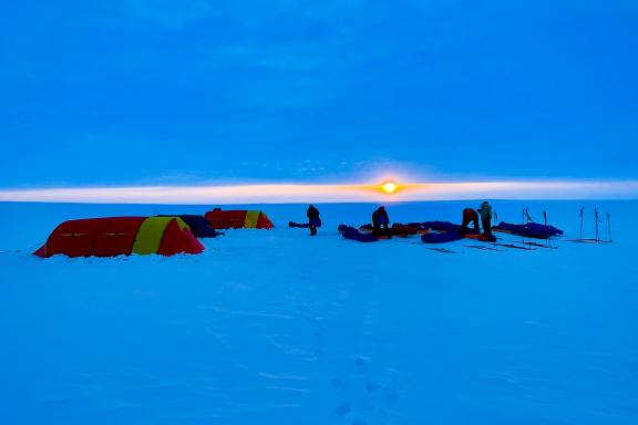 Expédition avec montage du camp sous le coucher de soleil