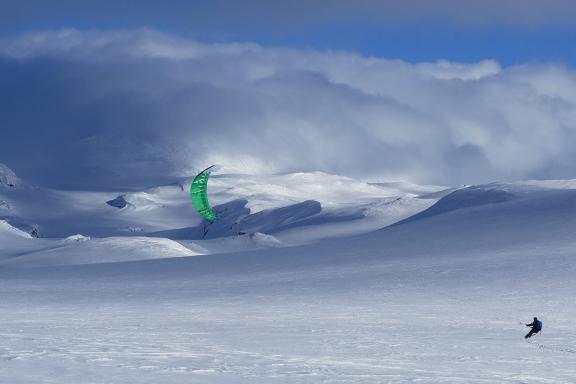 Snowkiteur sur les hauts plateaux Norvégiens