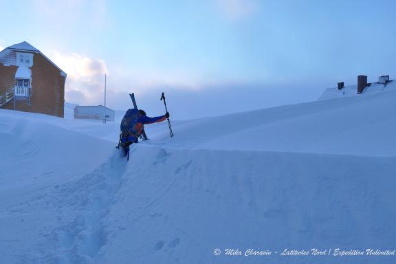 Snowkiteur dans la poudreuse à Finse