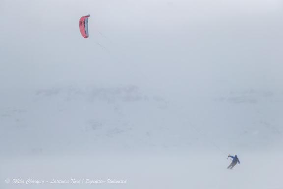 Snowkiteur dans le blizzard à Finse