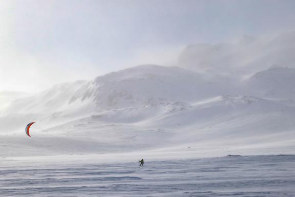 Snowkiteur sur le lac de Finse