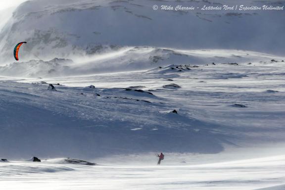 Snowkiteur dans le vent fort à Finse