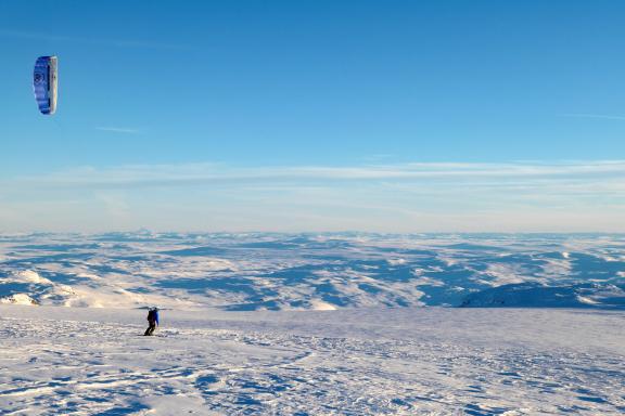 Snowkiteur sur les hauts plateaux du Hardangervidda